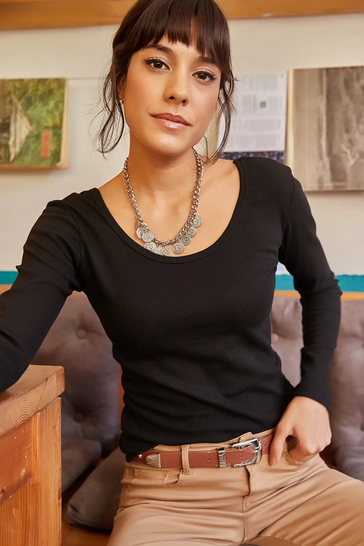Olalook  Schwarze Camisole-Bluse mit weitem Kragen für Damen BLZ-19000722