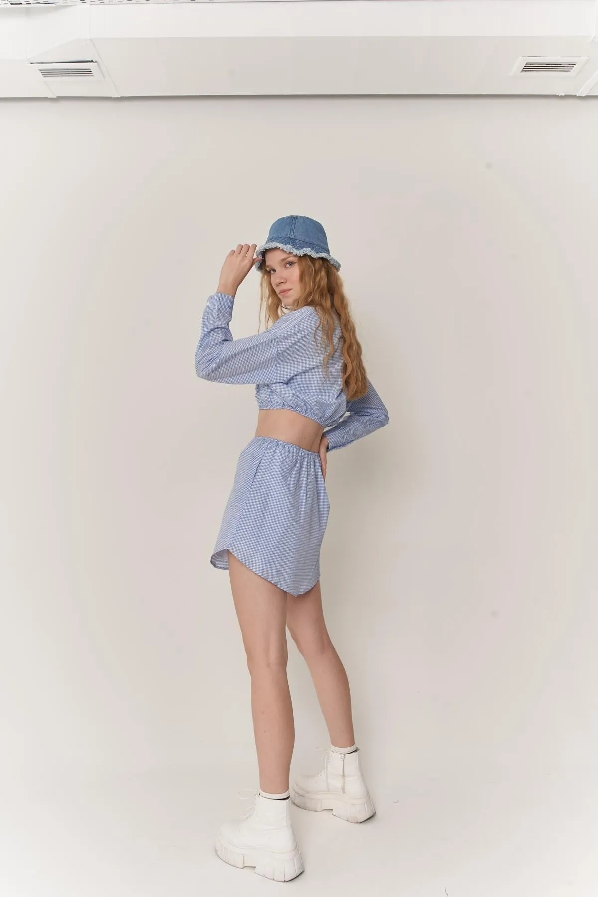 HOLLY LOLLY  Blaues Minirock-Crop-Shirt für Damen mit elastischem Knopfverschluss und Cindy-Bottom-Top-Set