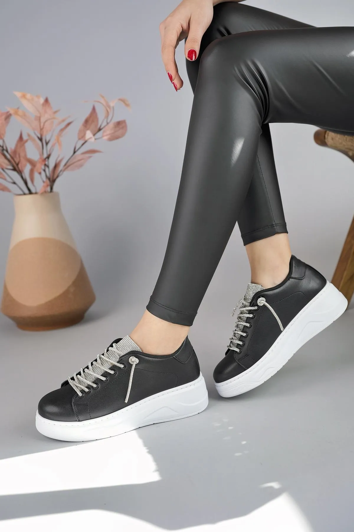 MUGGO  Reina Damen-Sneaker mit Schnürung, garantiert für tägliches Gehen, bequem und stilvoll, Sportschuhe mit dicker Sohle