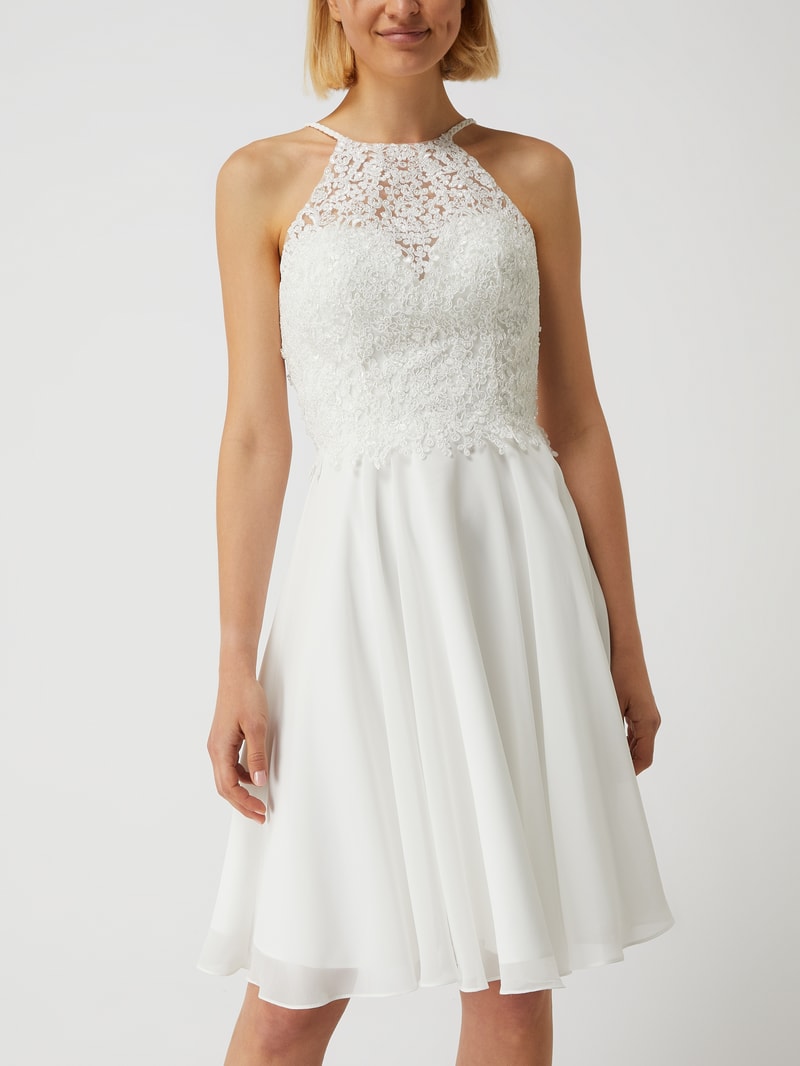 Brautkleid aus Spitze und Chiffon in offwhite
