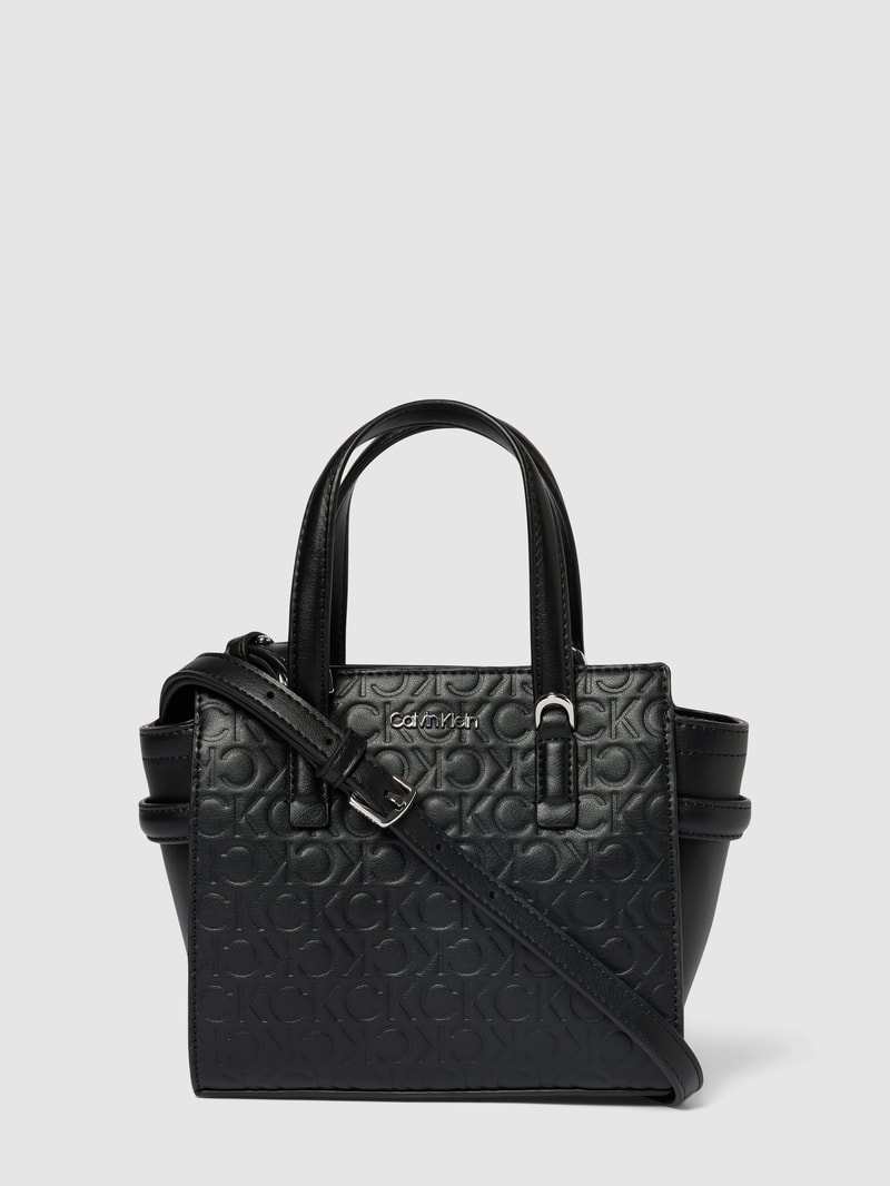 Umhängetasche mit Allover-Label-Prägung in schwarz