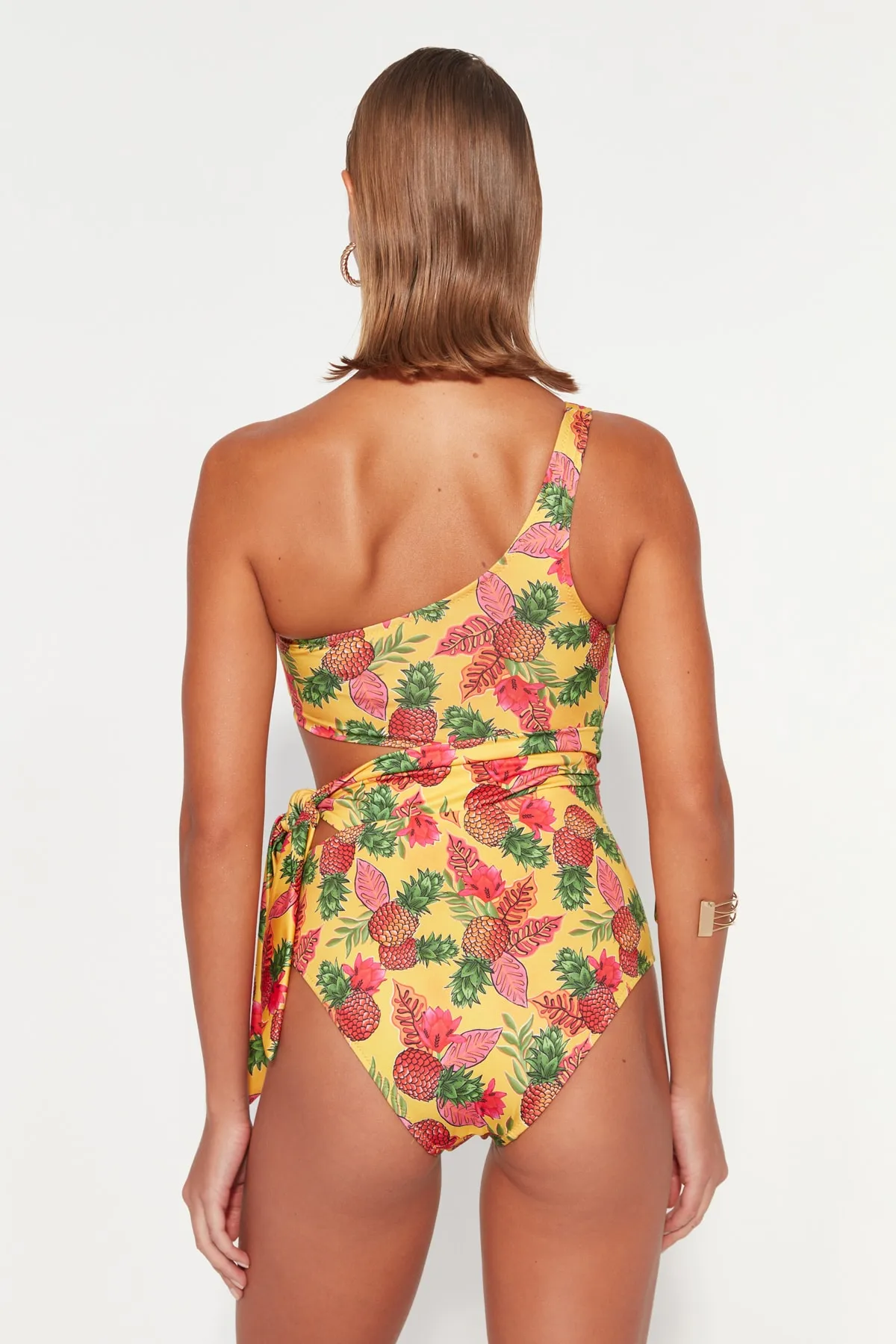 Trendyol Collection  Badeanzug mit normalem Bein und einschultrigem Cut-Out/Fenster und Fruchtmuster TBESS22MA0197