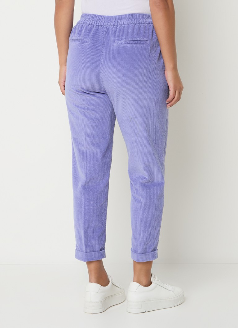 Pantaloni mulați din catifea reiată, cu talie înaltă și croială scurtă pe picior, de la Benetton.