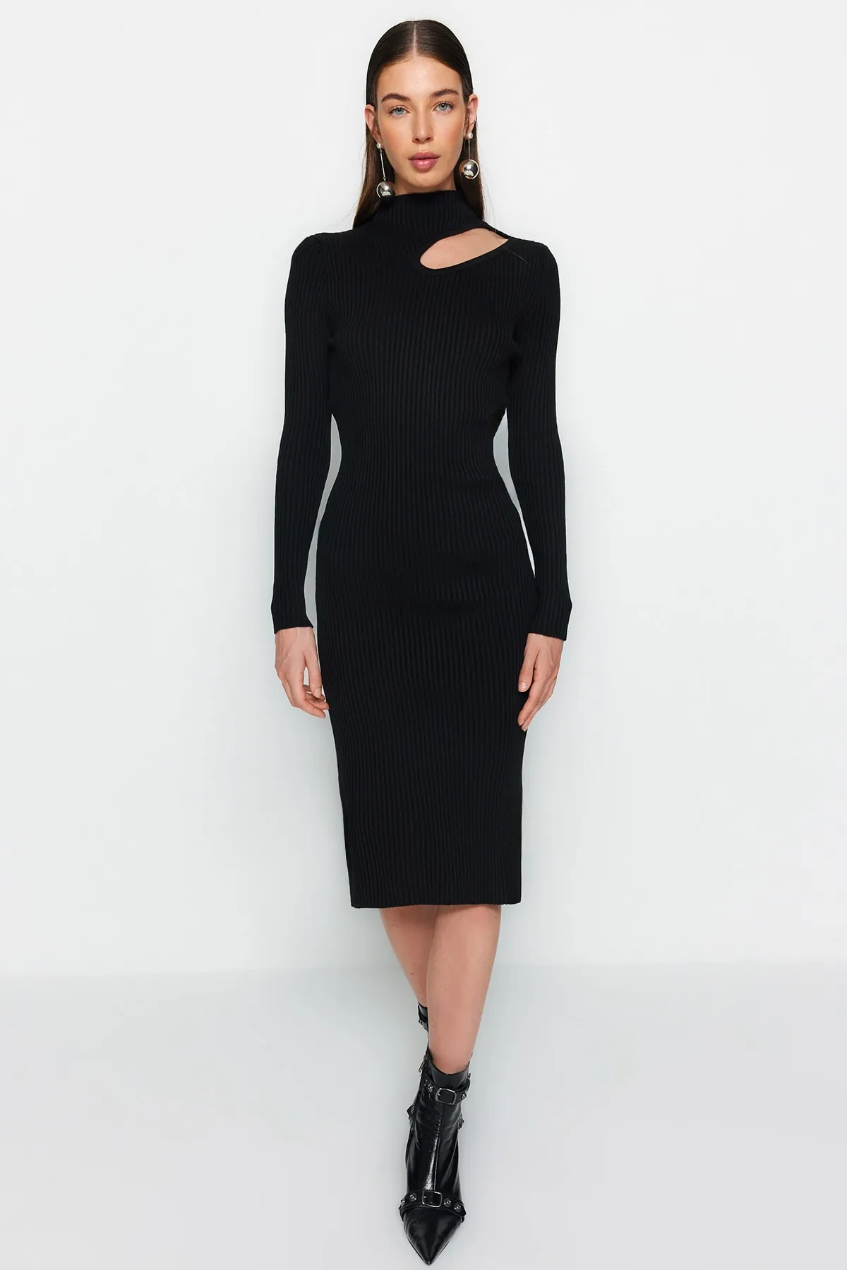 Trendyol Collection  Schwarzes Midi-Strickkleid mit Rollkragen TWOAW24EL00028