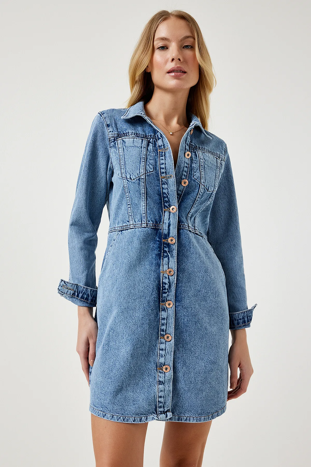 Happiness İstanbul  Hellblaues Mini-Jeanskleid mit Taschen für Damen RV00165