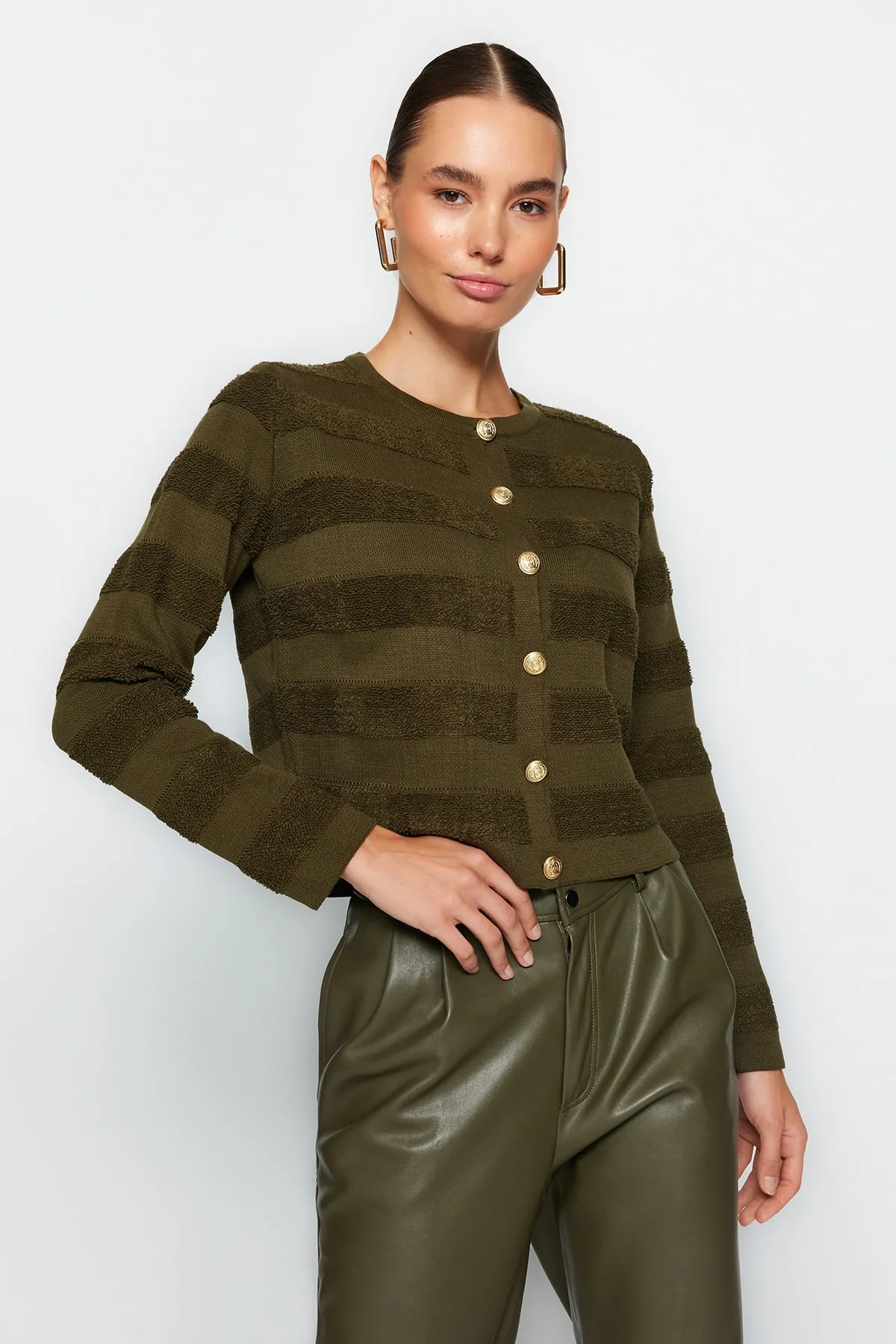 Trendyol Collection  Khakifarbene Strickjacke mit Rundhalsausschnitt TWOAW24HI00337