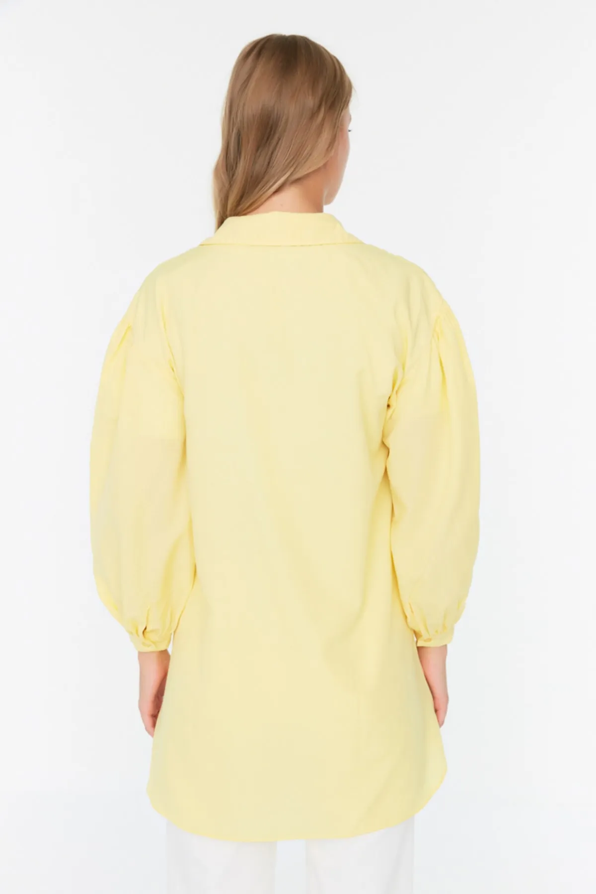 Trendyol Modest  Gelbes Basic-Gewebehemd mit Ballonärmeln und langer Gesäßtasche TCTSS21GO0976