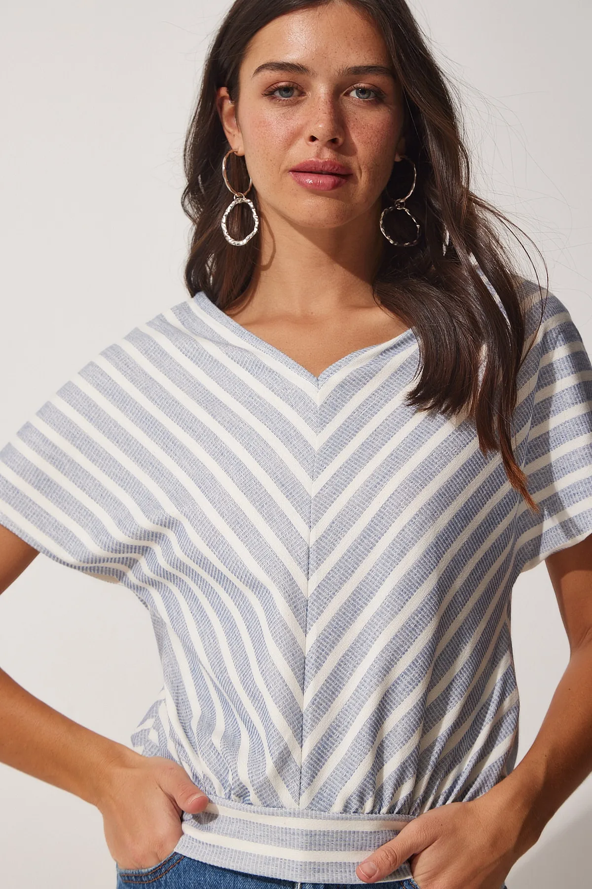 Happiness İstanbul  Hellblau-weiß gestreifte Strickbluse mit V-Ausschnitt für Damen WF00026