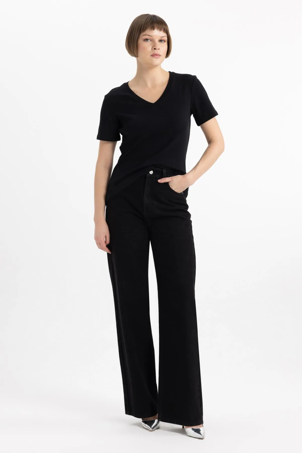 DeFacto  Slim Fit Kurzarm-T-Shirt mit V-Ausschnitt I1080az24sm