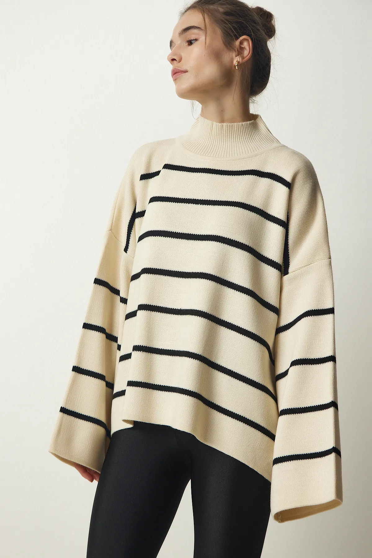 Happiness İstanbul  Cremefarbener, gestreifter Oversize-Strickpullover mit Stehkragen für Damen NF00076