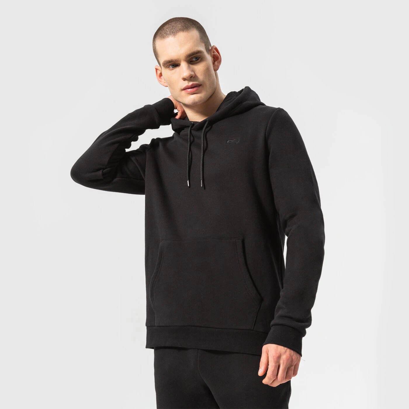 CONFRONT HOODIE ESSENTIAL Schwarz