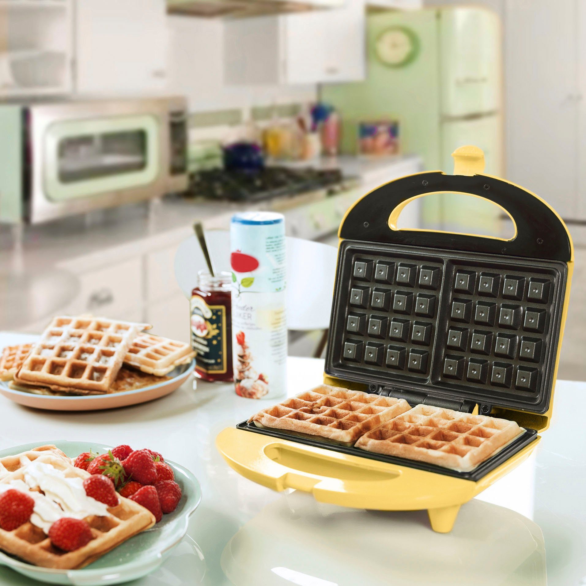 bestron Waffeleisen ASW401V Brüsseler Waffeleisen im Retro Design, 700 W, mit Antihaftbeschichtung & Backampel, Gelb