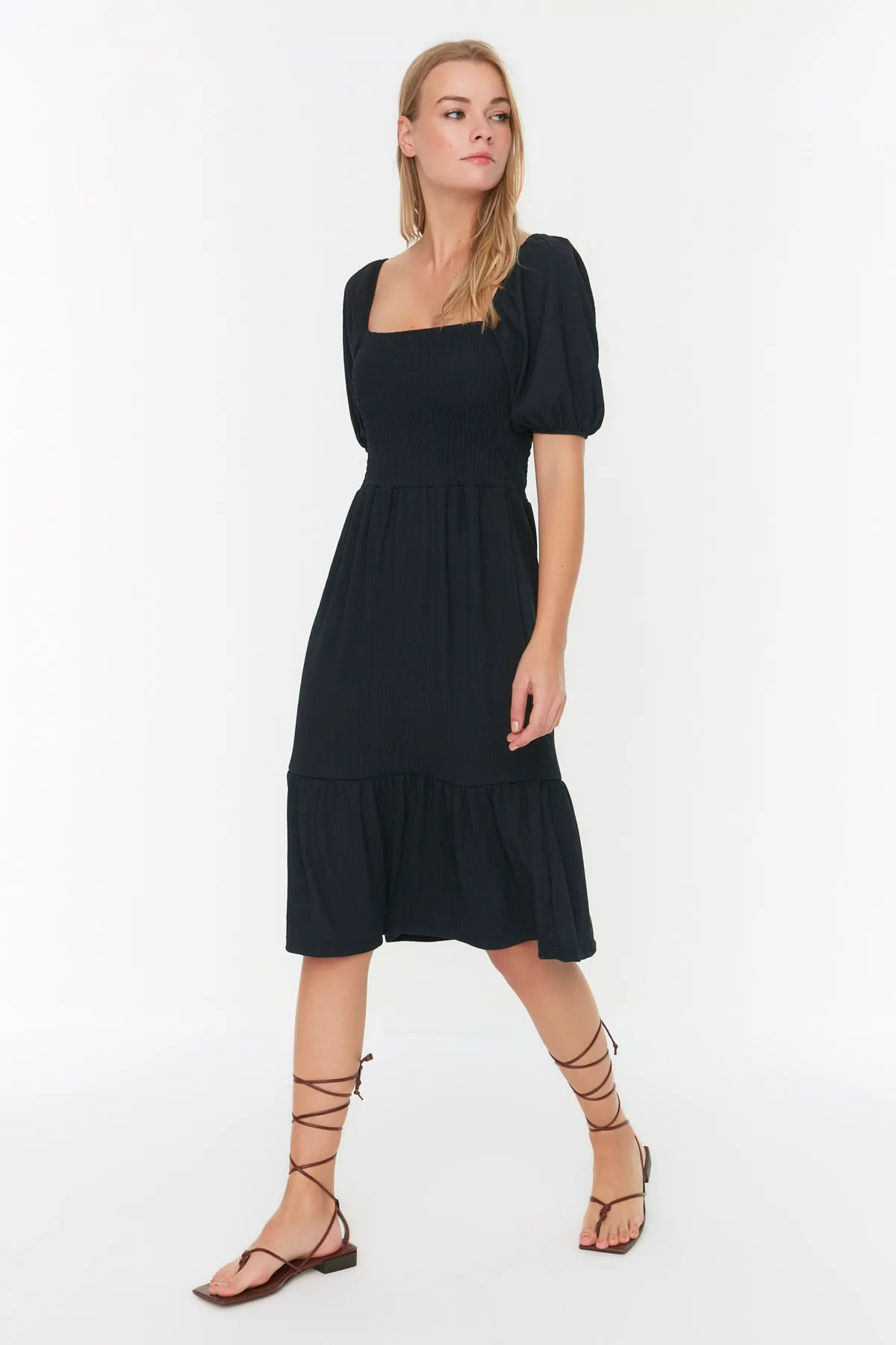 Trendyol Collection  Marineblaues Midi-Pullover-Strickkleid mit offener Taille/Skater-Strickkleid mit quadratischem Ausschnitt und Ballonärmeln TWOSS22EL1088