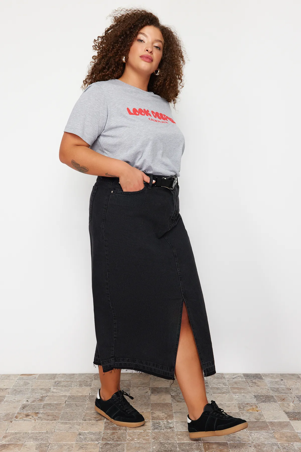Trendyol Curve  Schwarzer Denim-Rock in großen Größen TBBSS23AZ00054