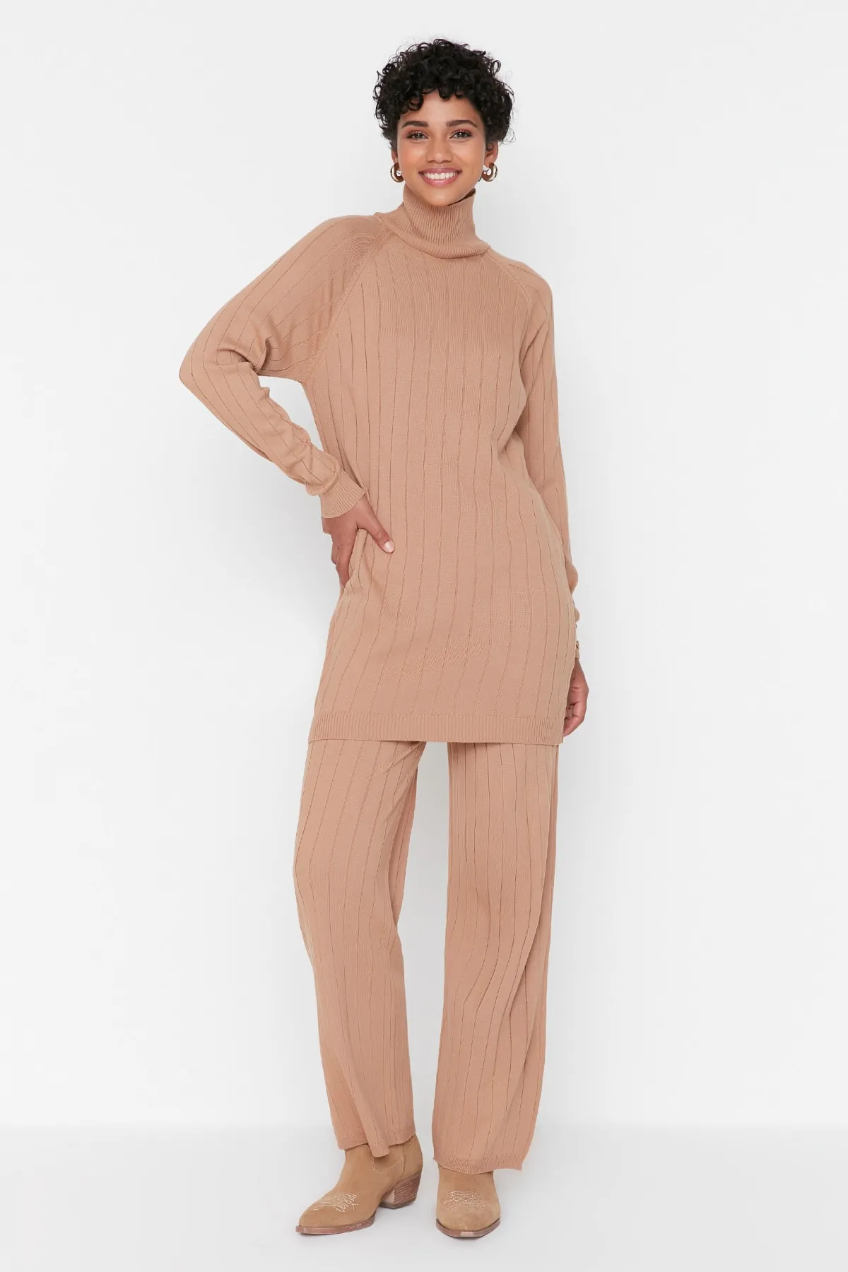 Trendyol Modest  Kamelfarbenes Strickset aus geripptem Rollkragenpullover und Hose TCTAW23US00002