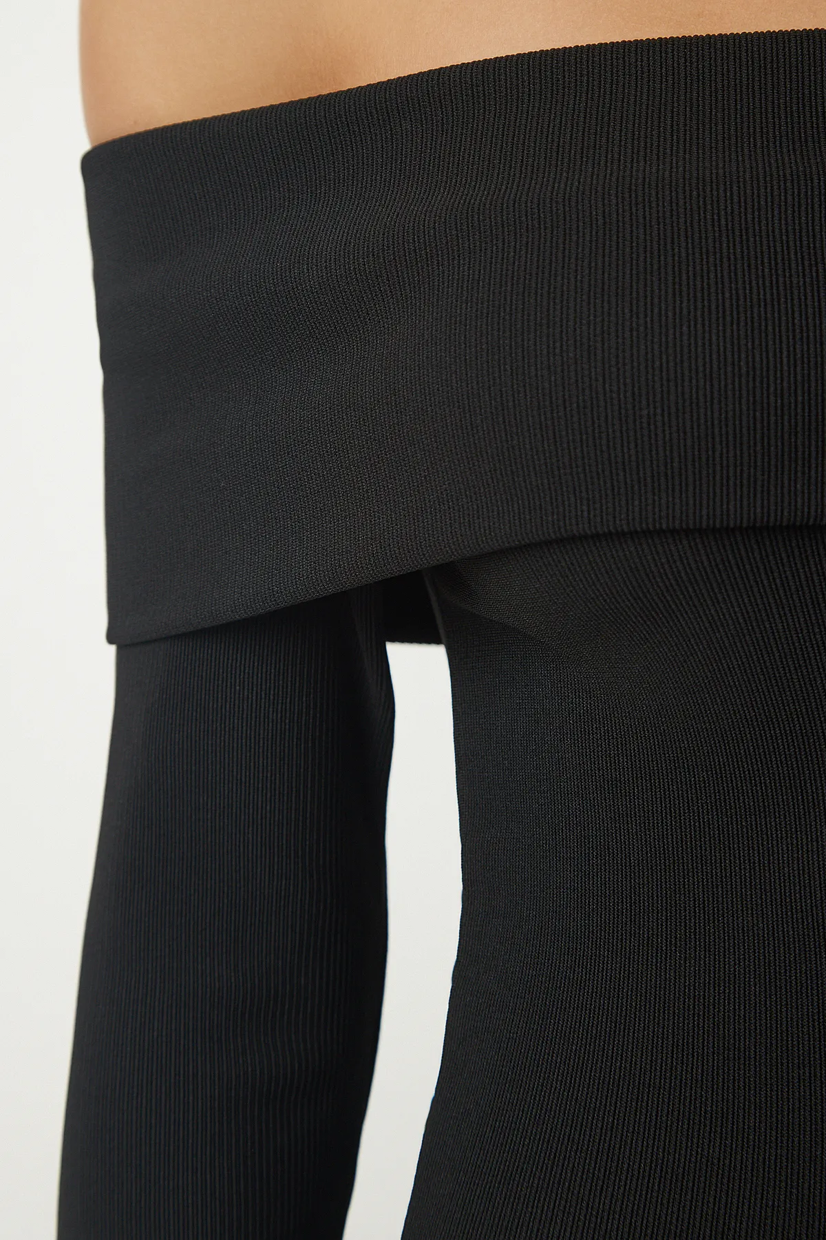 Happiness İstanbul  Schwarzes geripptes Minikleid mit gestuftem Carmen-Kragen für Damen ub00135