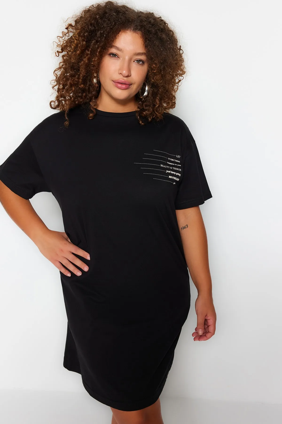Trendyol Curve  Schwarzes bedrucktes T-Shirt-Strickkleid mit Rundhalsausschnitt TBBSS23AH00162