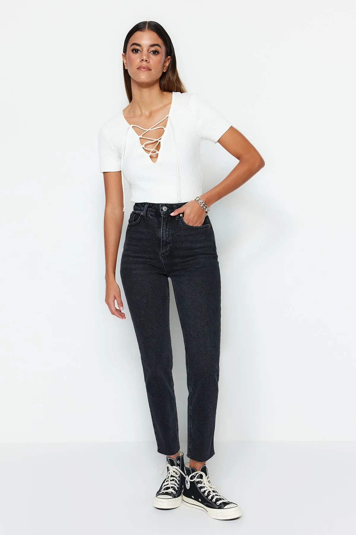 Trendyol Collection  Schwarze, schmale Mom-Jeans mit hoher Taille TWOSS23JE00094