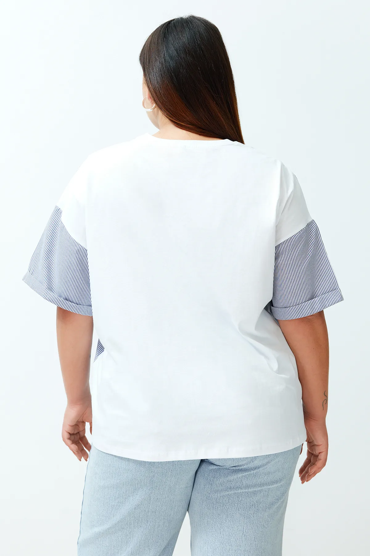 Trendyol Curve  Weißes, gestreiftes, bedrucktes Oversize-Strick-T-Shirt TBBSS24BF00017