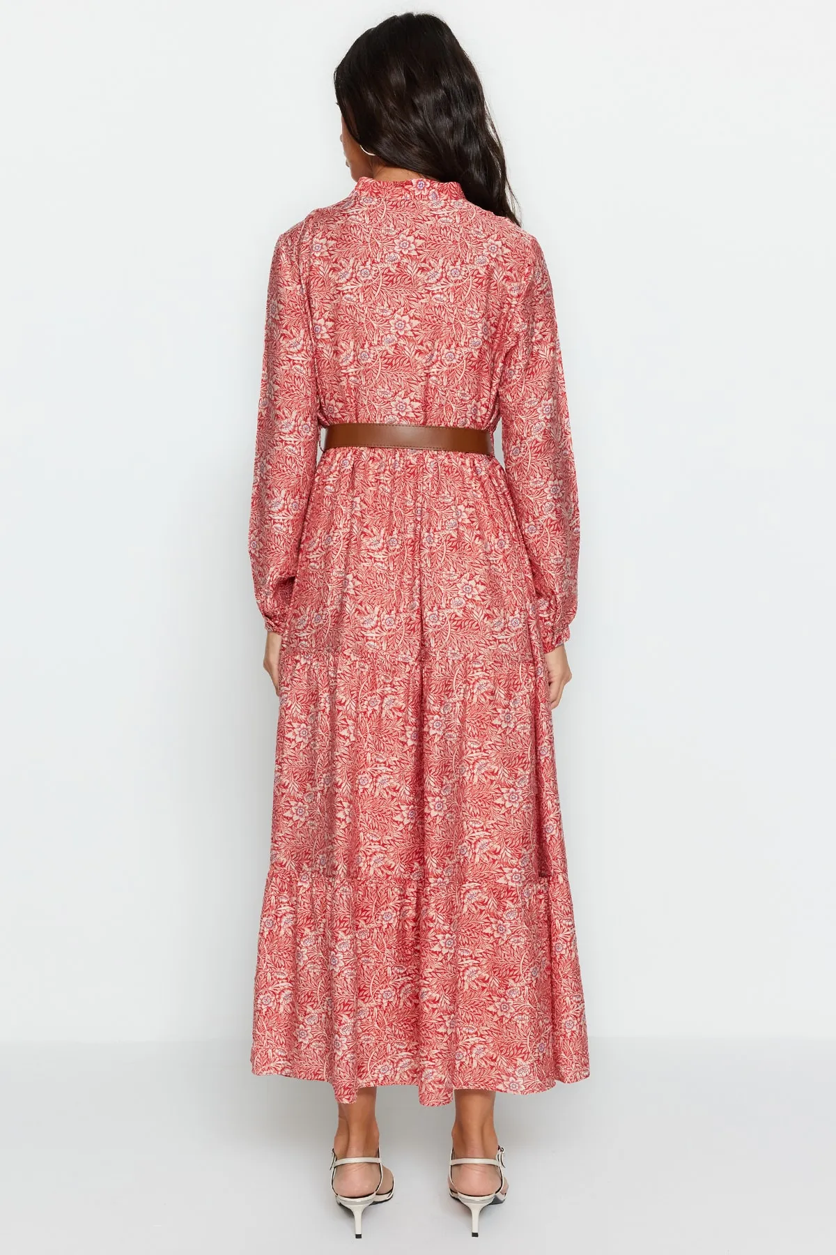 Trendyol Modest  Gewebtes Kleid mit gefliestem Gürtelrock, Volant und Blumenmuster, gefüttert TCTSS23EB00111