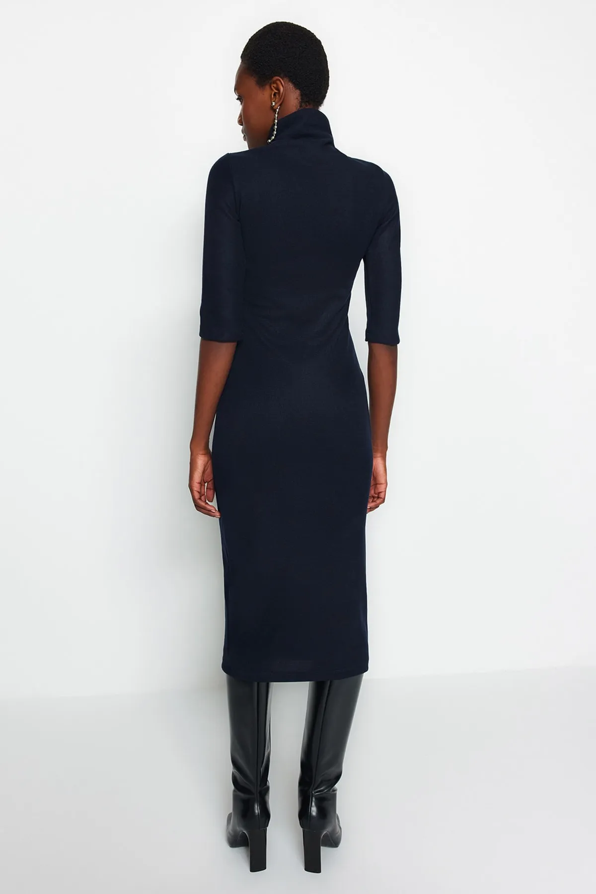Trendyol Collection  Marineblaues, figurbetontes Strickkleid im Thessaloniki-/Strickwaren-Look mit weicher Oberfläche TWOAW24EL00150