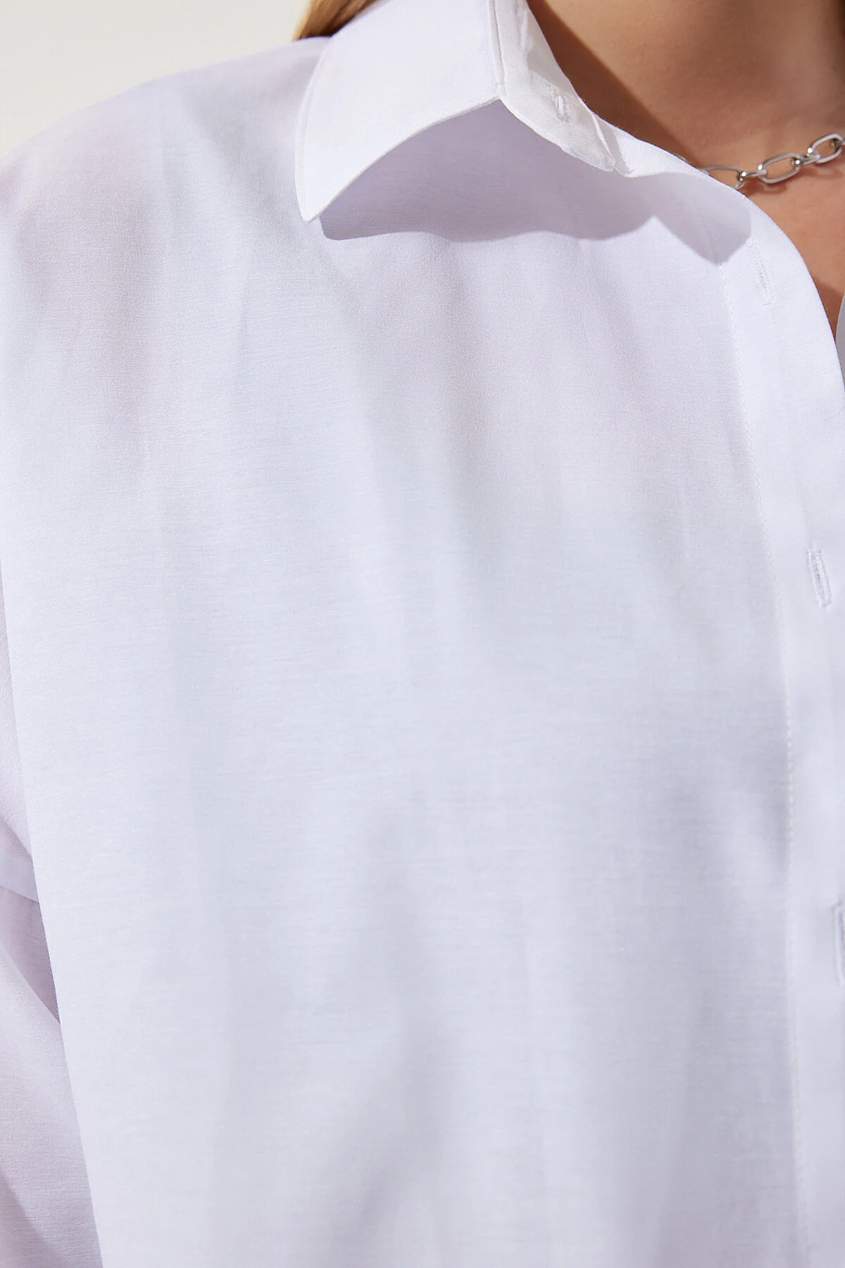 Happiness İstanbul  Weißes Oversize-Lang-Basic-Shirt für Damen DD00842
