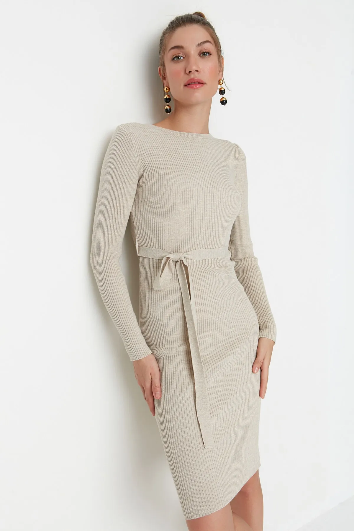 Trendyol Collection  Stone Stone Tailliertes Midi-Strickkleid mit Gürtel TWOAW22EL0009 Kleid TWOAW22EL0009