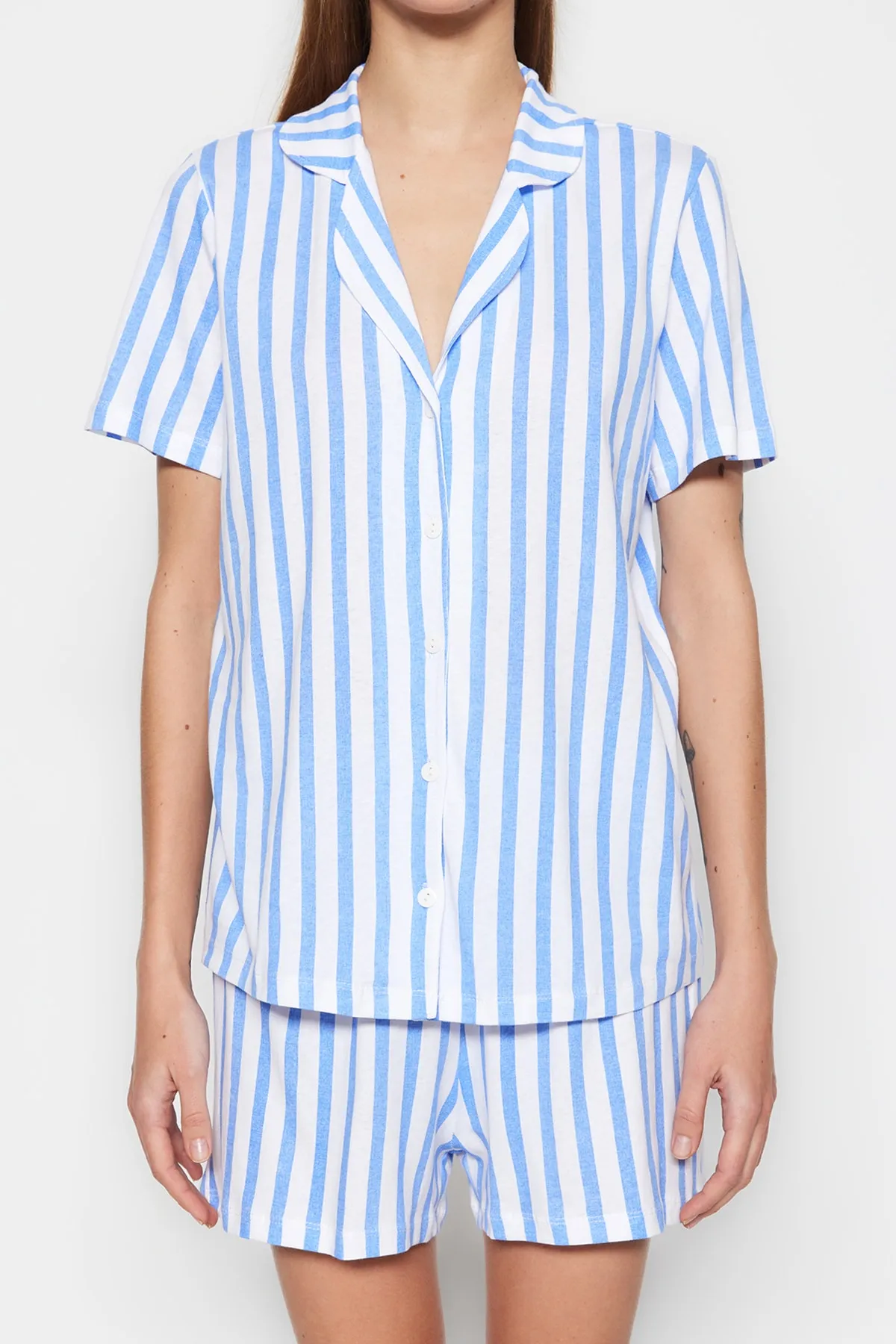 Trendyol Collection  Blaues Pyjama-Set aus gestreiftem Hemd und Shorts aus 100 % Baumwolle THMSS23PT00020