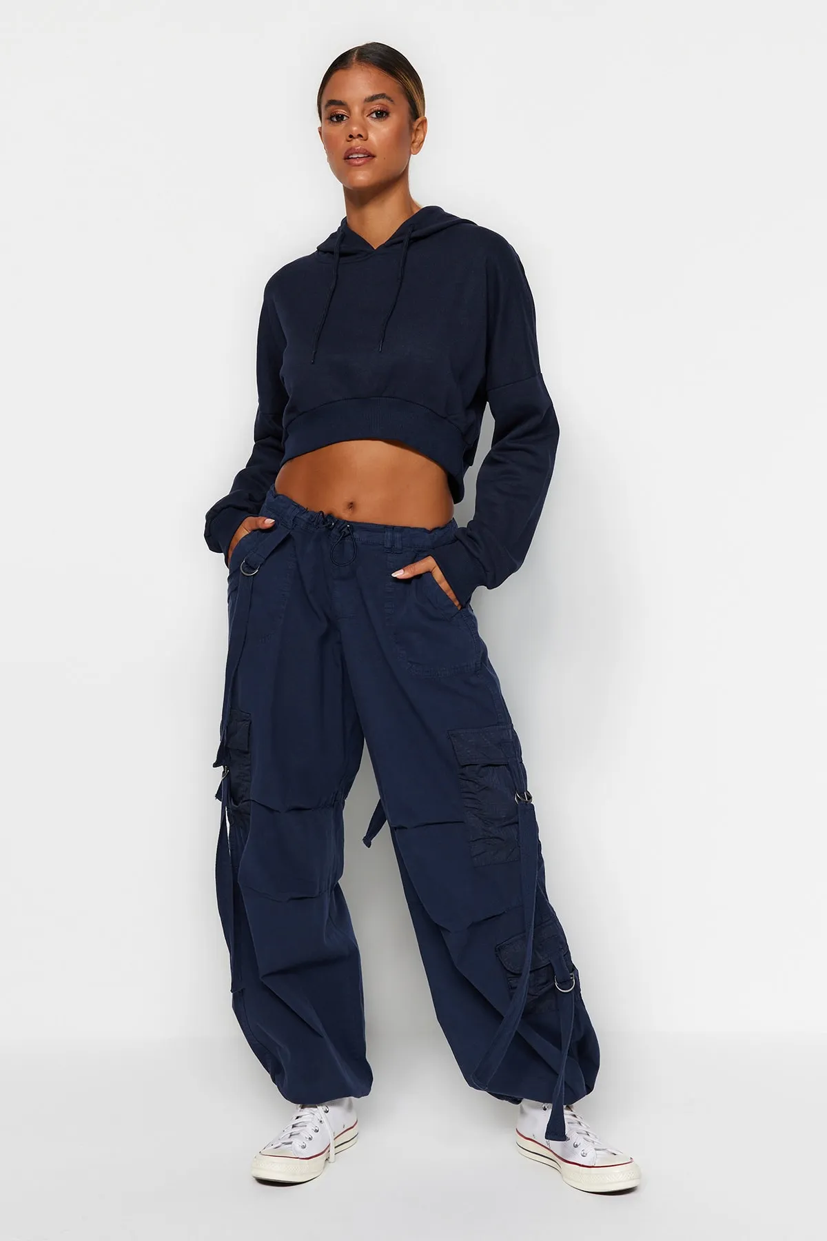 Trendyol Collection  Marineblaue Cargo-Taschen-Jogging-Jeans mit normaler Taille TWOAW24JE00216