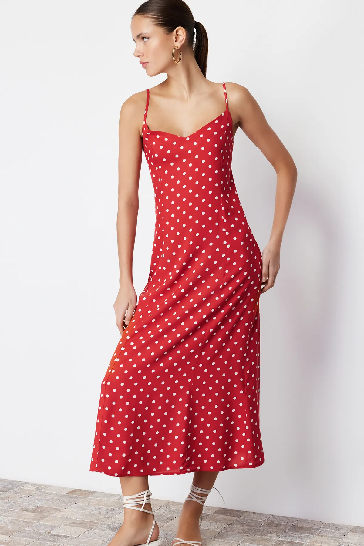 Trendyol Collection  Rotes Midi-Webkleid mit A-Ausschnitt und Bindedetail am Rücken TWOSS24EL00490