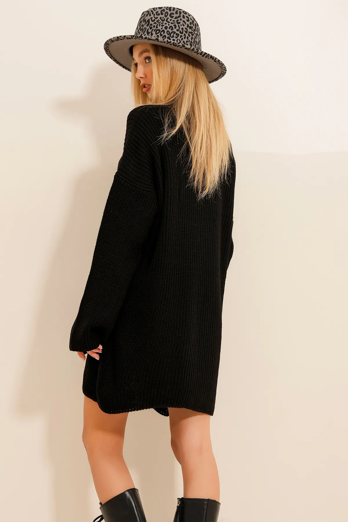 Trend Alaçatı Stili  Schwarzes Thessaloniki-Strickkleid mit Rundhalsausschnitt für Damen ALC-X11102