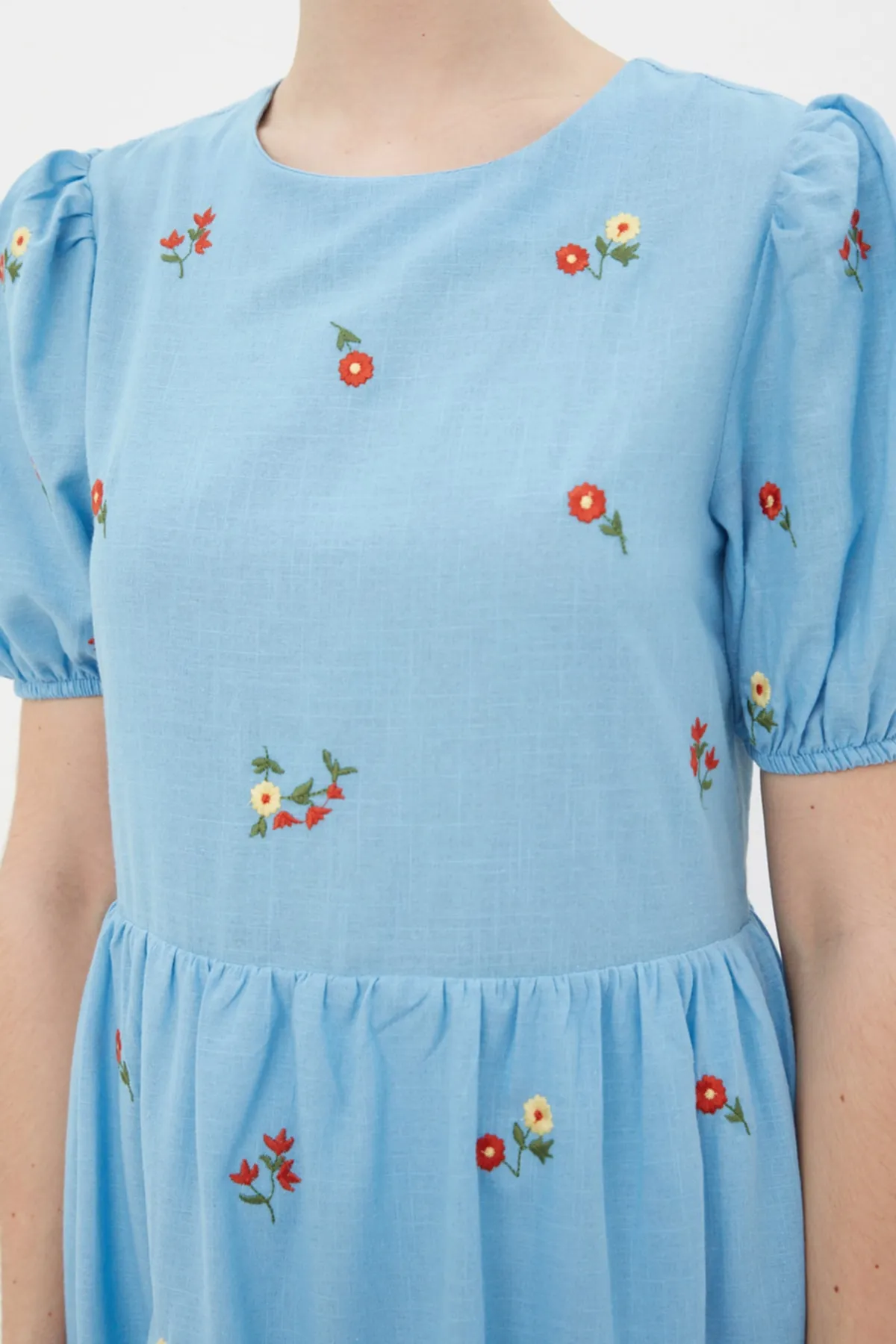 Trendyol Collection  Blaues, gerade geschnittenes, gefüttertes Mini-Webkleid mit Blumenstickerei TWOSS21EL0938