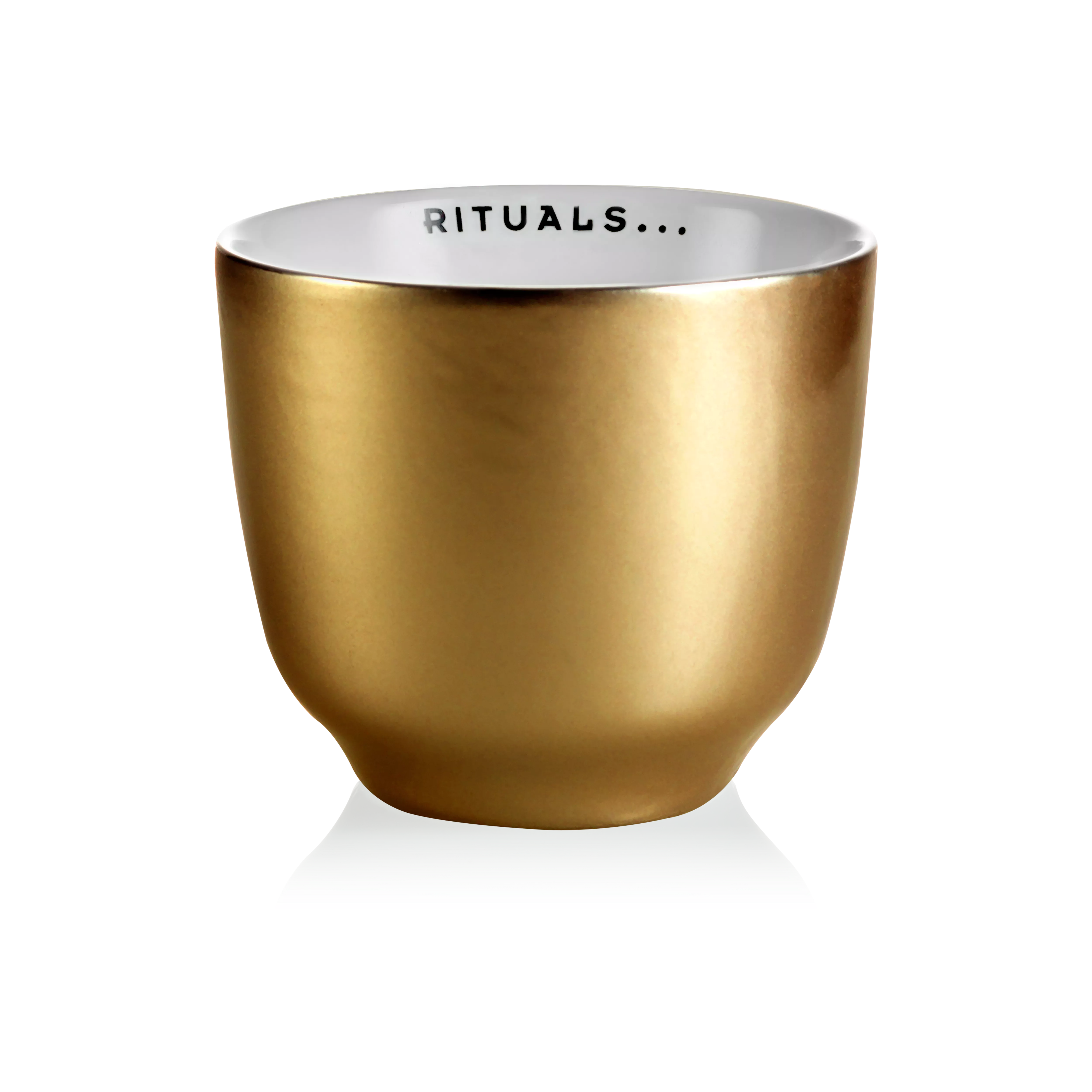 Tasse de thé dorée