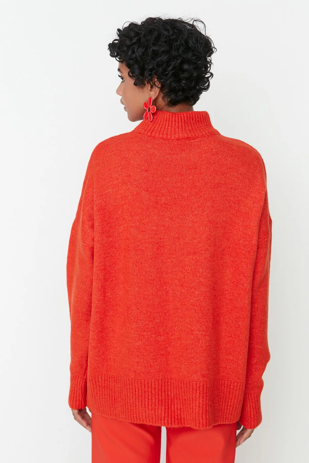 Trendyol Collection  Orangefarbener, weicher, strukturierter Strickpullover mit Stehkragen und weiter Passform TWOAW23KZ00469