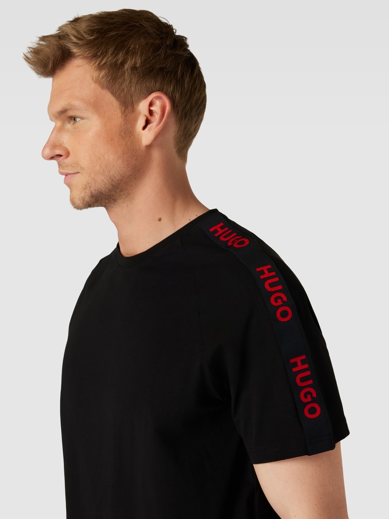 T-Shirt mit Rundhalsausschnitt in schwarz