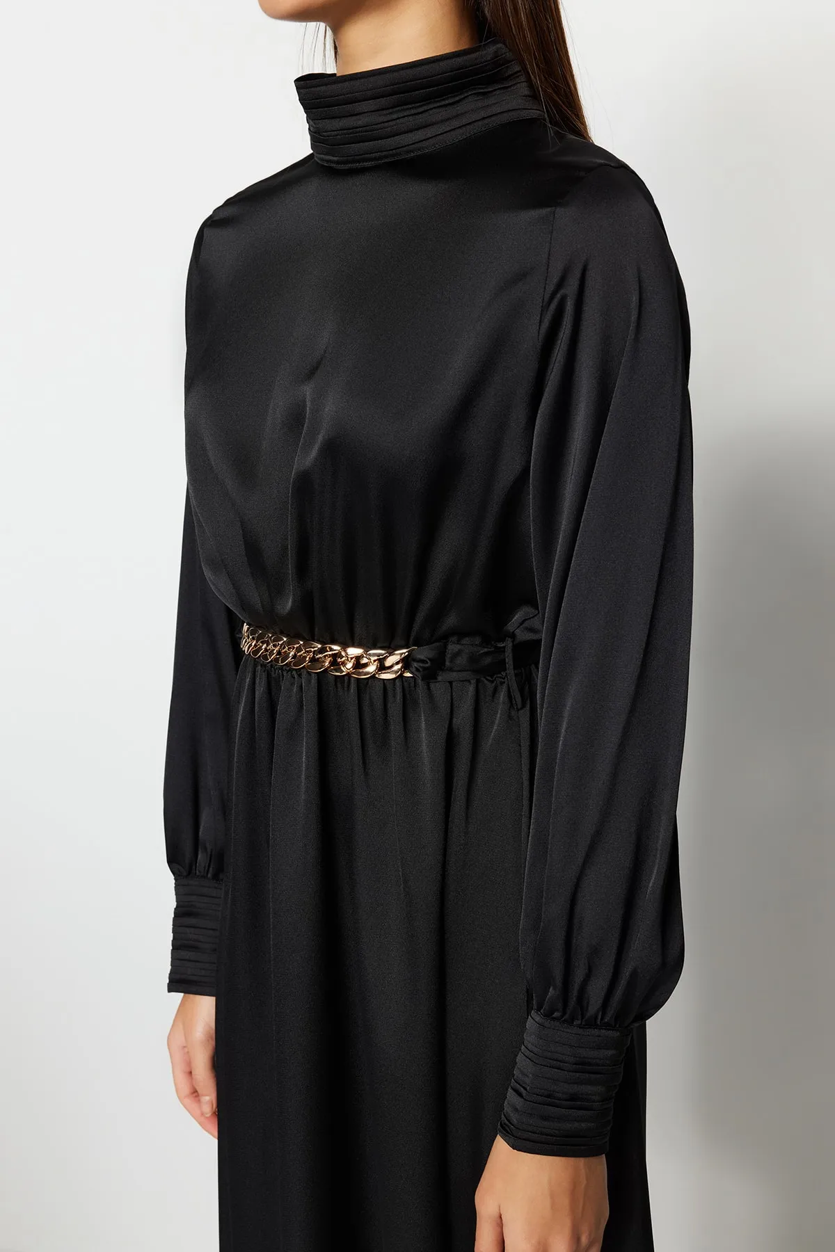 Trendyol Modest  Schwarzes, gewebtes Abendkleid mit Kragen und Manschetten und detailliertem Gürtel TCTSS22EB0142