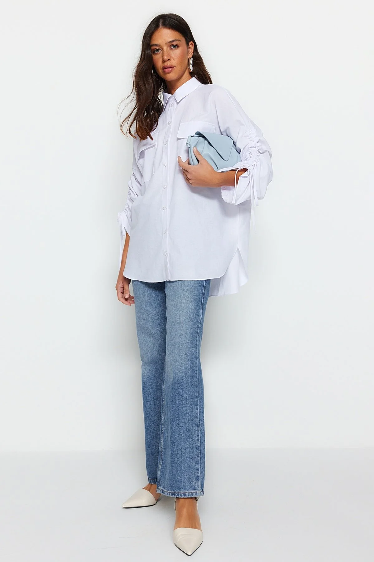Trendyol Modest  Weißes Hemd aus gewebter Baumwolle mit verstellbaren Ärmeln und Kordelzugdetail TCTSS23TG00011