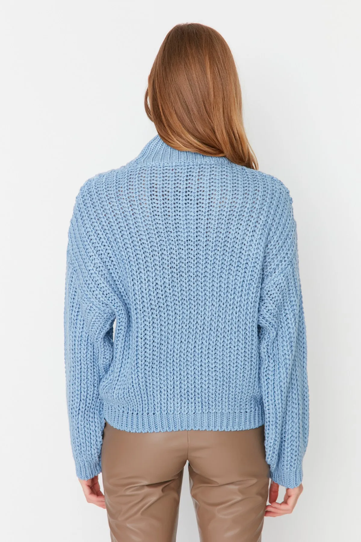 Trendyol Collection  Blauer, weich strukturierter Strickpullover mit Basic-Kragen und weiter Passform TWOAW23KZ01810