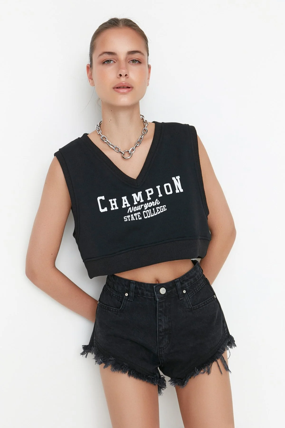 Trendyol Collection  Schwarze Jeansshorts mit zerrissenem Detail und hoher Taille TWOSS22SR00152