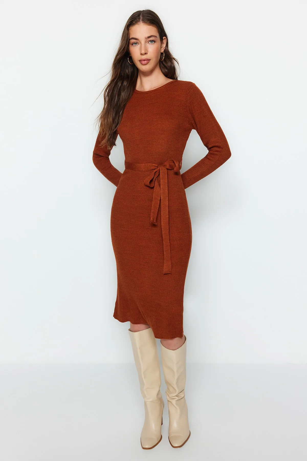 Trendyol Collection  Fliese Midi-Strickkleid mit Gürteldetail TWOAW22EL0009