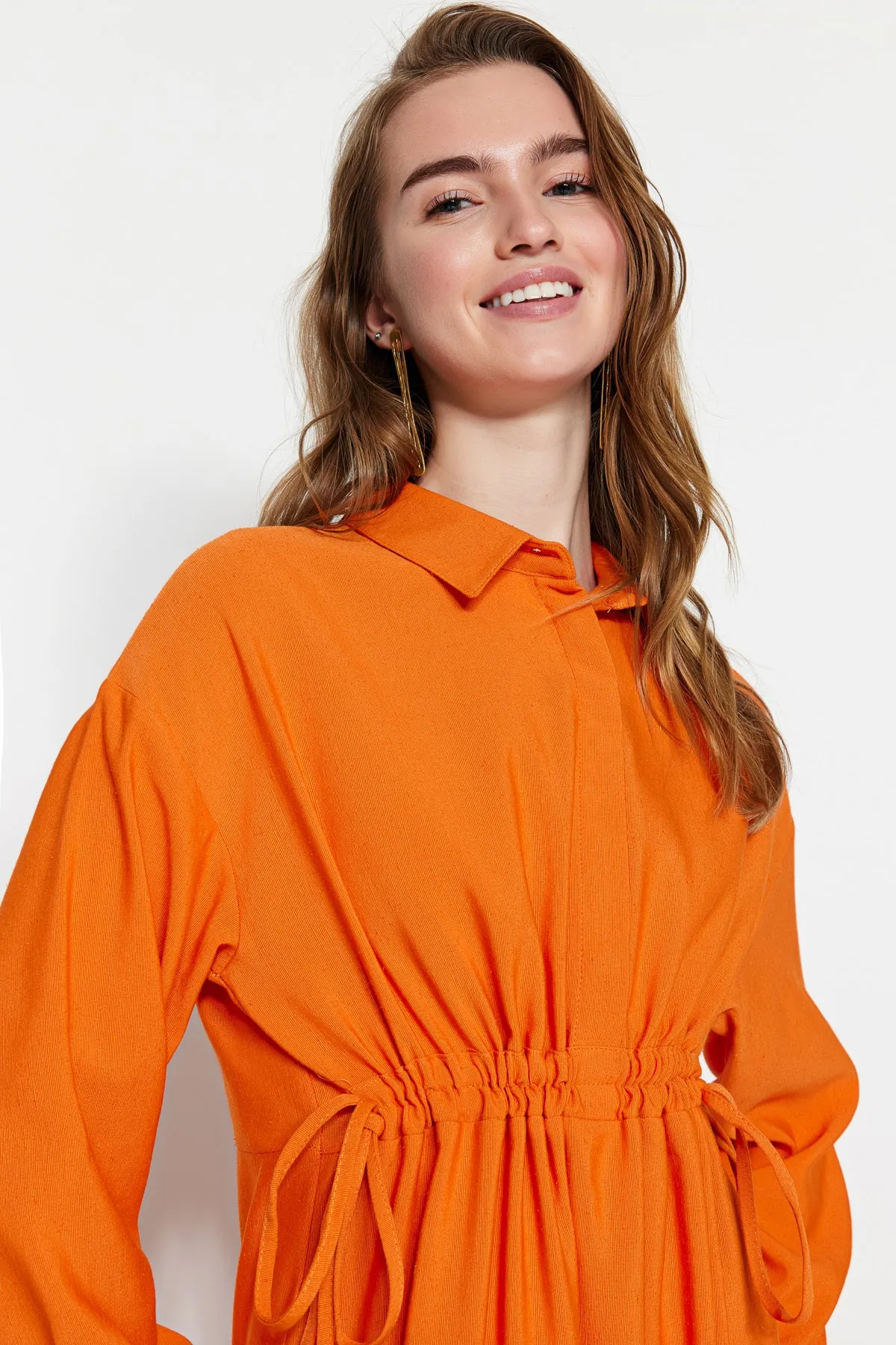 Trendyol Modest  Orangefarbenes Kleid aus Leinenmischung mit halber Knopfleiste und Raffung TCTSS23EB00274