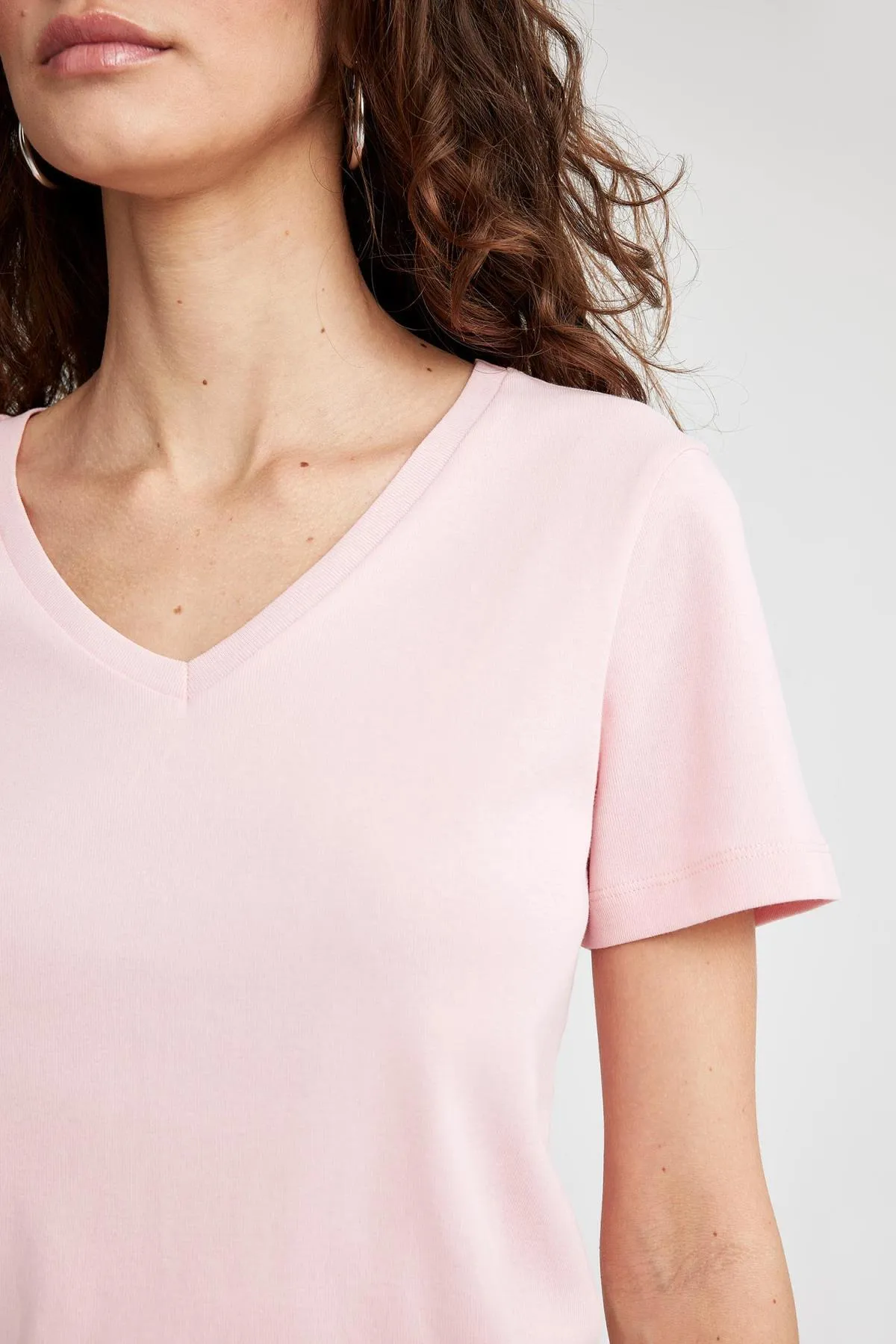 DeFacto  Schmal geschnittenes Basic-Kurzarm-T-Shirt aus 100 % Baumwolle mit V-Ausschnitt