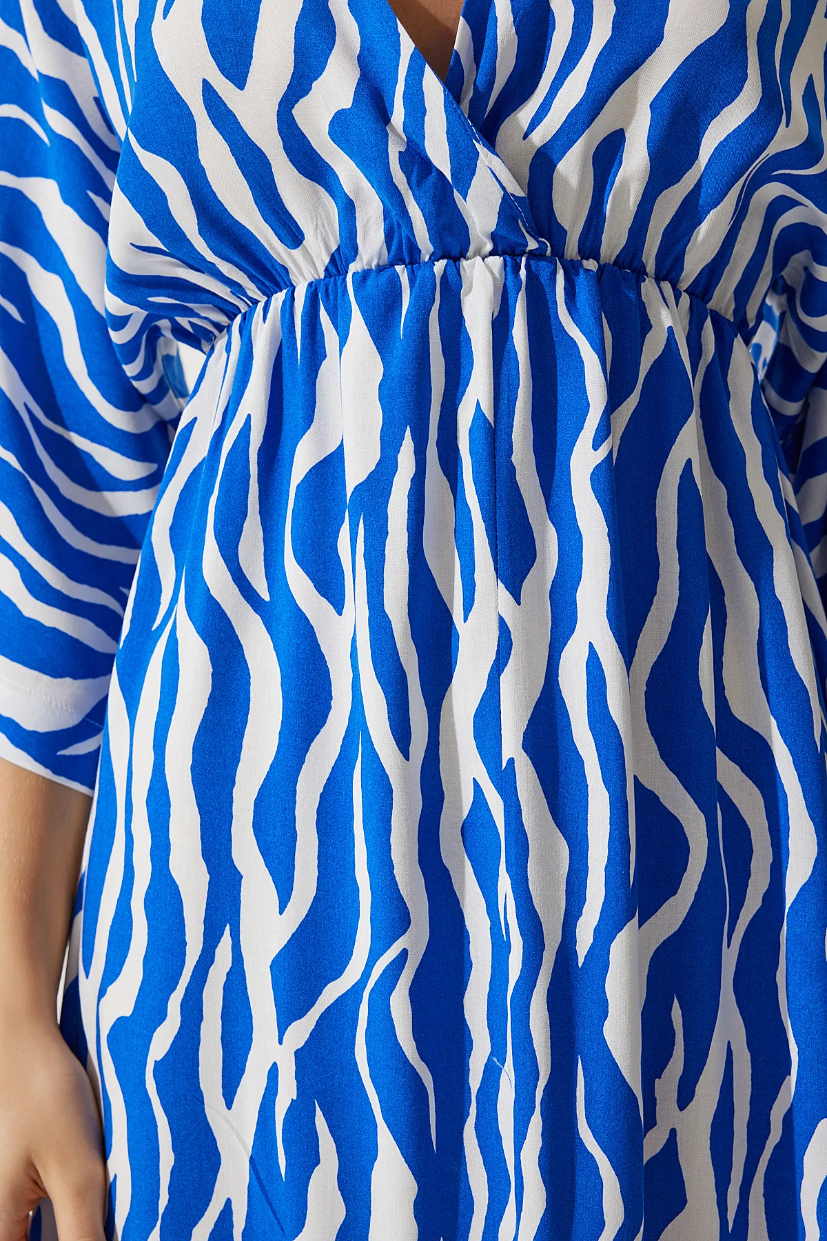Happiness İstanbul  Blau-weißes, tiefes V-Ausschnitt-Sommerkleid aus Viskose für Damen, lang, CI00081