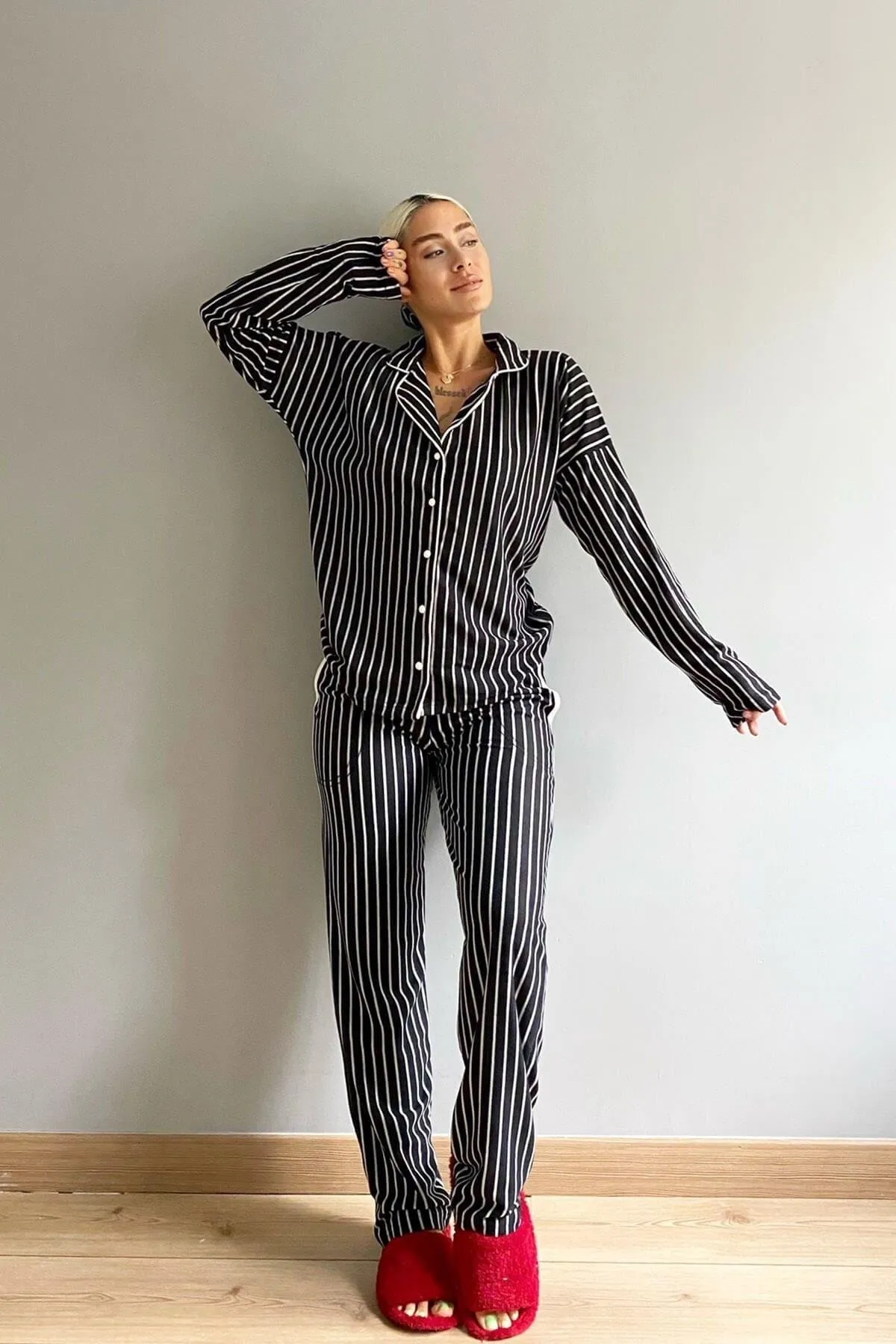 Pijamaevi  Pyjama-Set aus langärmligem Samt mit Streifenmuster und Knöpfen vorne