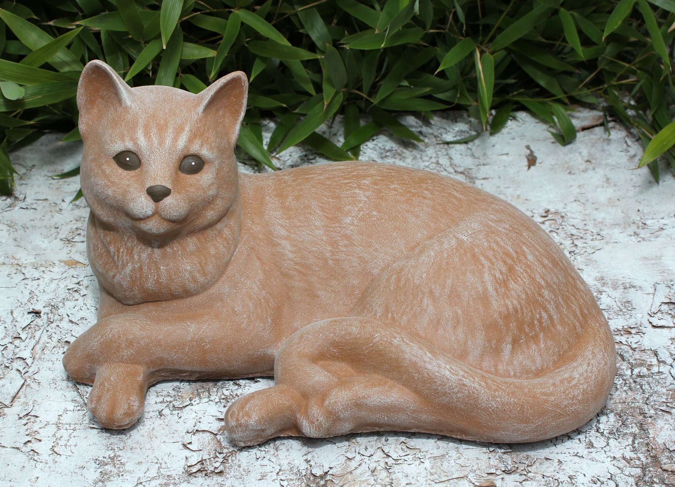 Tiefes Kunsthandwerk Tierfigur Dekofigur Katze liegend - Steinfigur für Haus und Garten, frostsicher, winterfest, Made in Germany