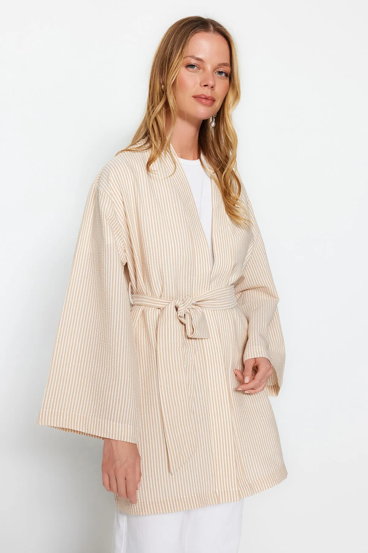 Trendyol Modest  Gestreifter Kimono und Kaftan aus gewebtem Seersucker mit Steingürtel und Gürtel TCTSS23KK00001