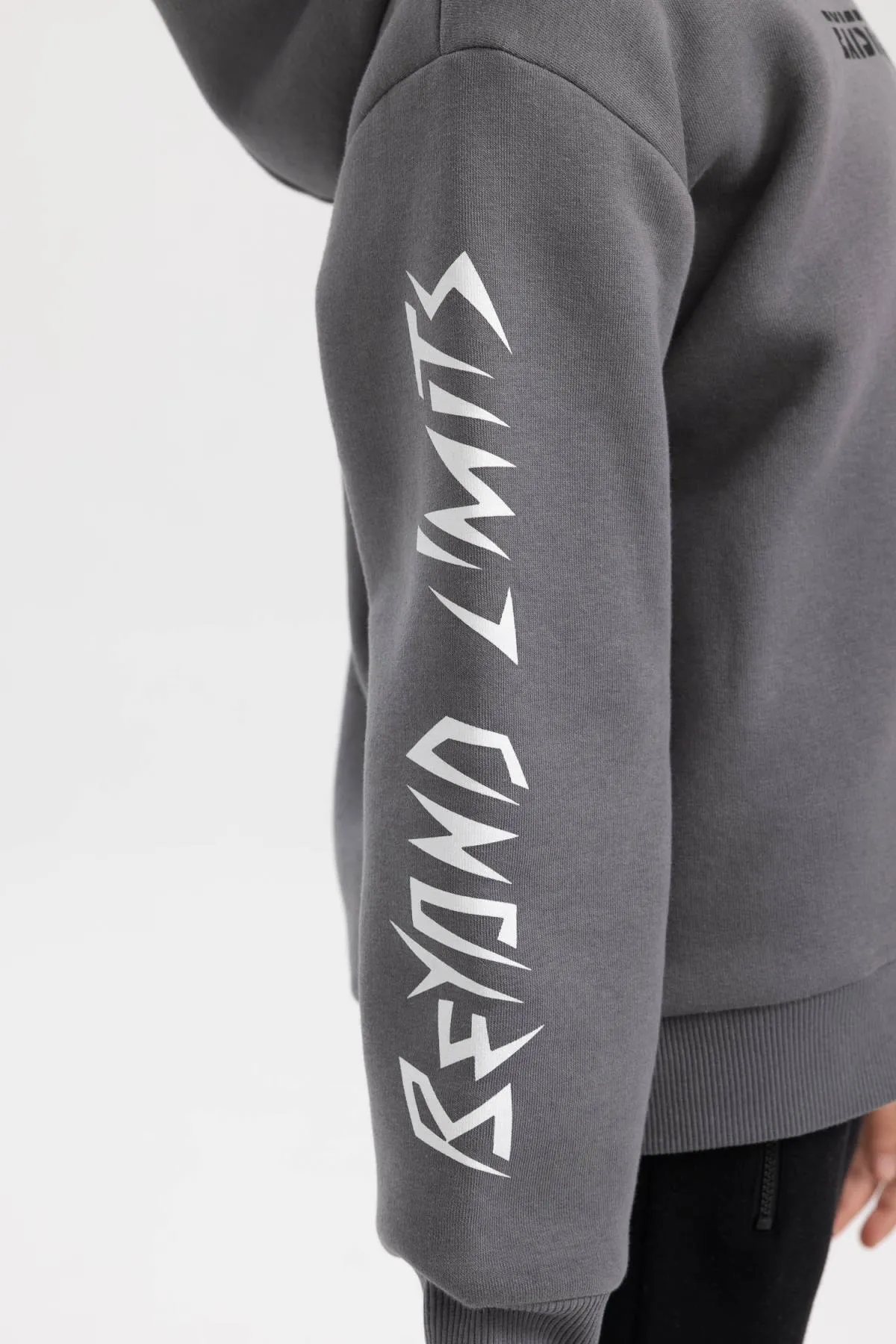 DeFacto  Dickes Kapuzen-Sweatshirt mit regulärer Passform für Jungen