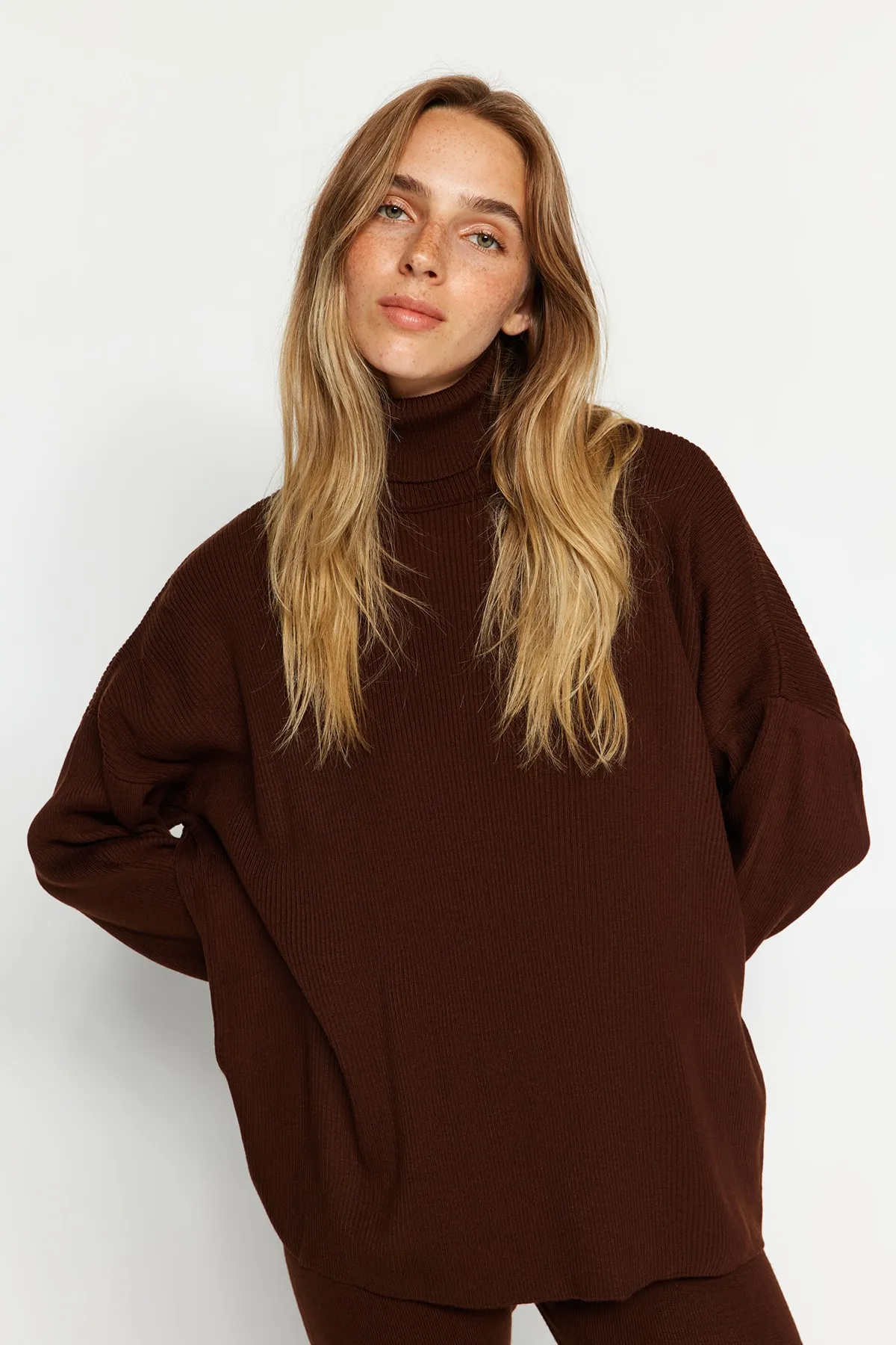 Trendyol Collection  Braunes, weit geschnittenes Set aus Strickoberteil und -unterteil mit Rollkragen TWOAW24AU00022