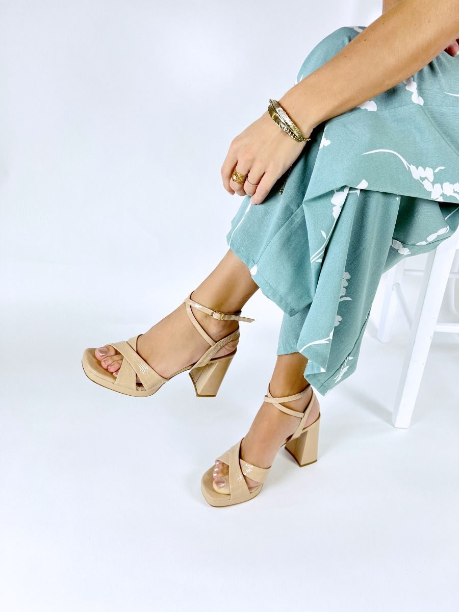 Julie Dee  BR 428 - Beige