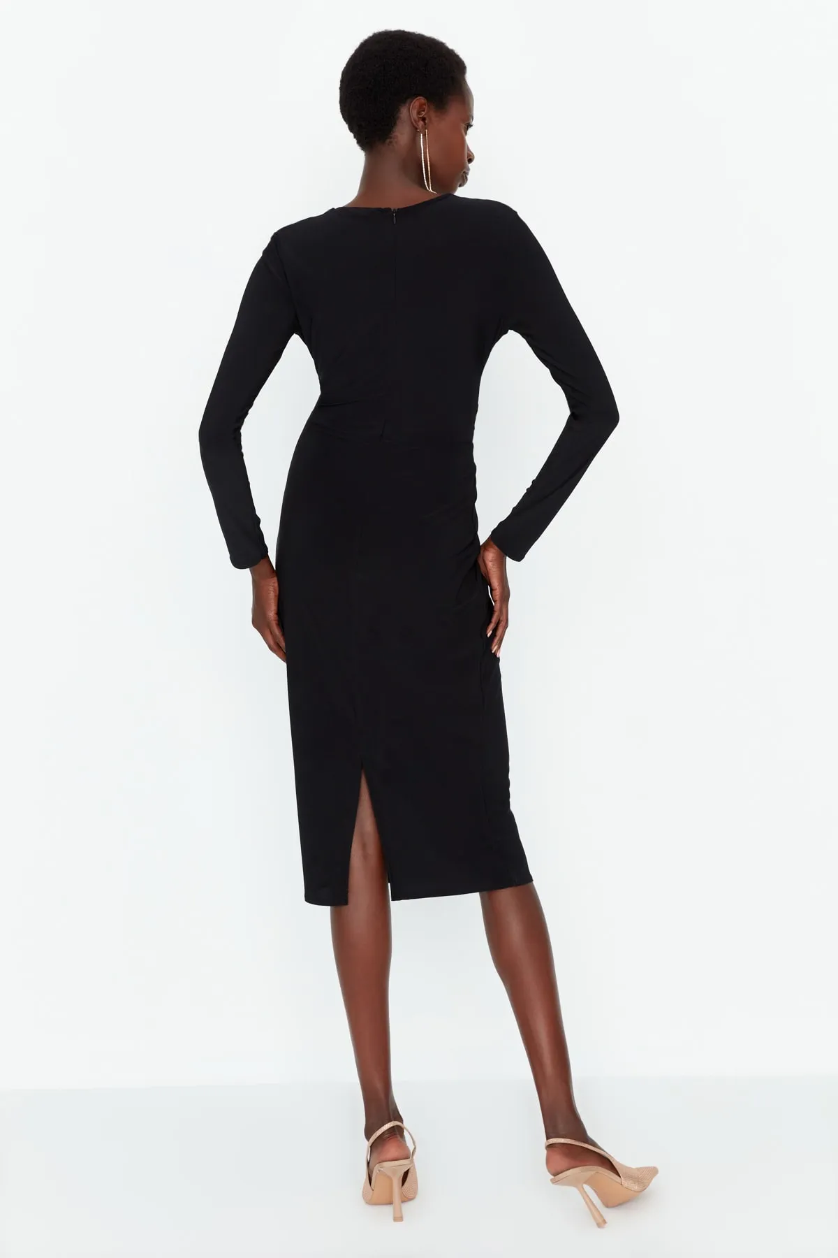 Trendyol Collection  Schwarzes, detailliertes, elegantes Abendkleid TPRAW23EL00183